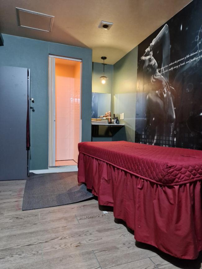 장항동 한국관리사 마사지샵 이화마사지의 쾌적한 관리실 내부 모습