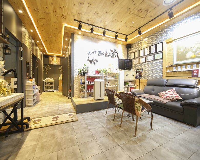 한국마사지 서비스가 제공되는 운양동 카이로테라피 매장 내부 사진