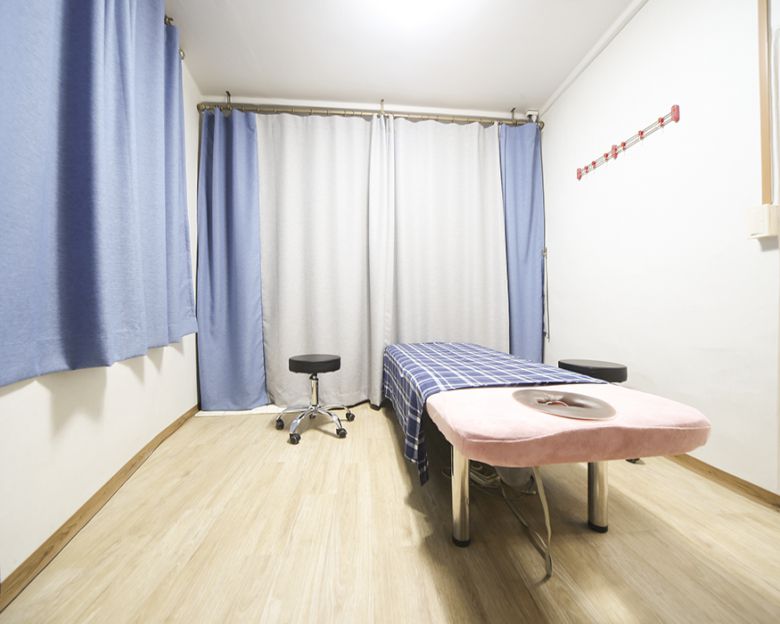 충인동 한국관리사 마사지샵 약손안마원의 쾌적한 관리실 내부 모습