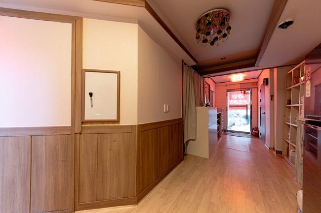 동문동 한국마사지 전문 라인스트레칭의 깔끔하고 정돈된 내부 전경