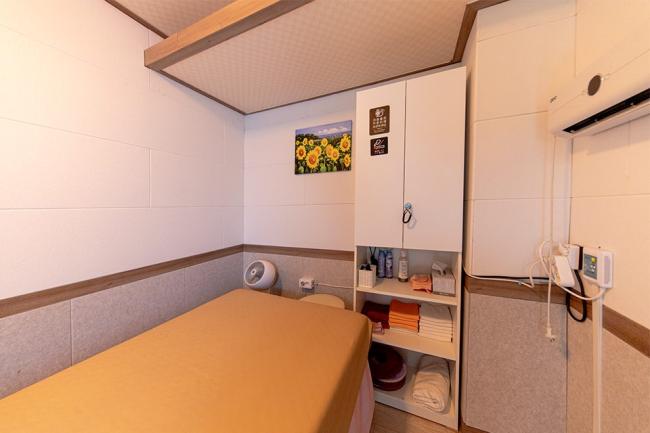 동문동 한국마사지 전문 라인스트레칭의 깔끔하고 정돈된 내부 전경