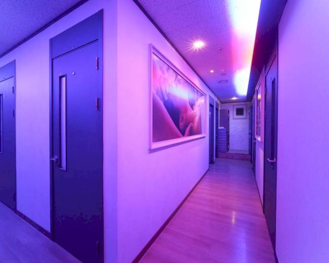 소하동 스웨디시 전문 풀하우스의 깔끔하고 정돈된 내부 전경