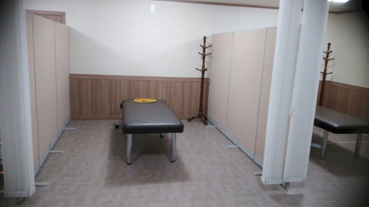 광영동 한국마사지 전문 J승일스포츠마사지의 깔끔하고 정돈된 내부 전경