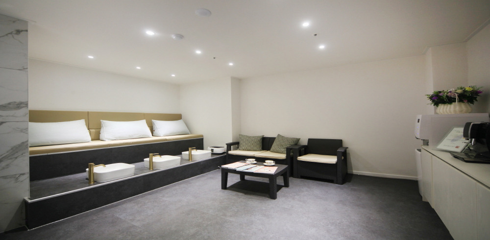 보라동 한국마사지 전문 더엘스파의 깔끔하고 정돈된 내부 전경