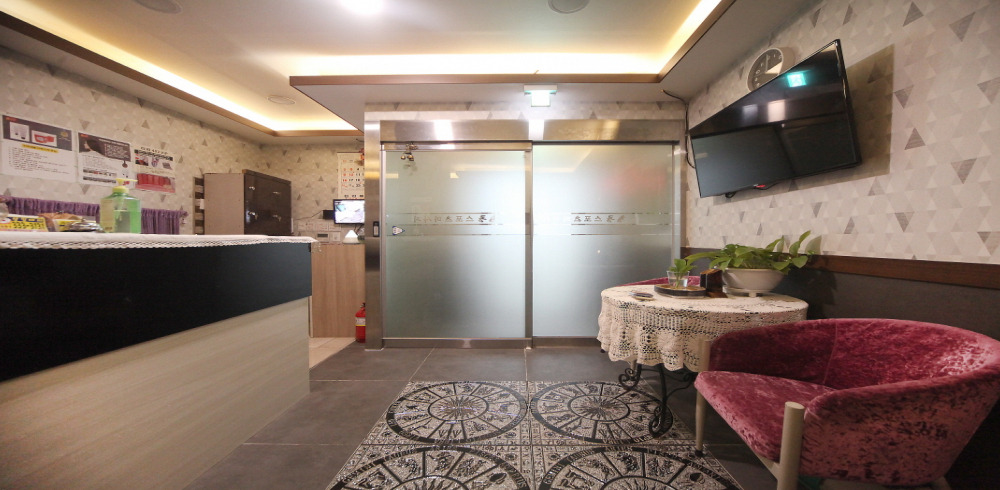 한국마사지 서비스가 제공되는 성정동 홍콩마사지 매장 내부 사진