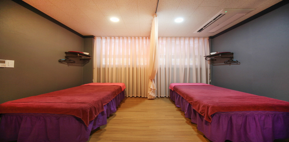 능평동에 위치한 아로마, 건식/스포츠, 커플관리, 풋케어 서비스 가능 수기명가마사지 시설