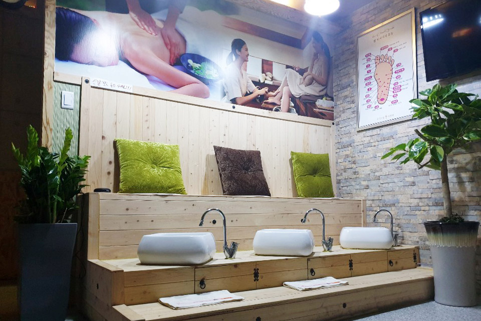 신안동 인근 아로마, 건식/스포츠, 커플관리, 풋케어 서비스가 제공되는 수중국전통테라피의 전체 시설