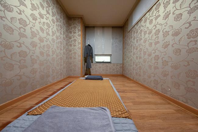 동호동 태국마사지 전문 아로이타이마사지의 깔끔하고 정돈된 내부 전경