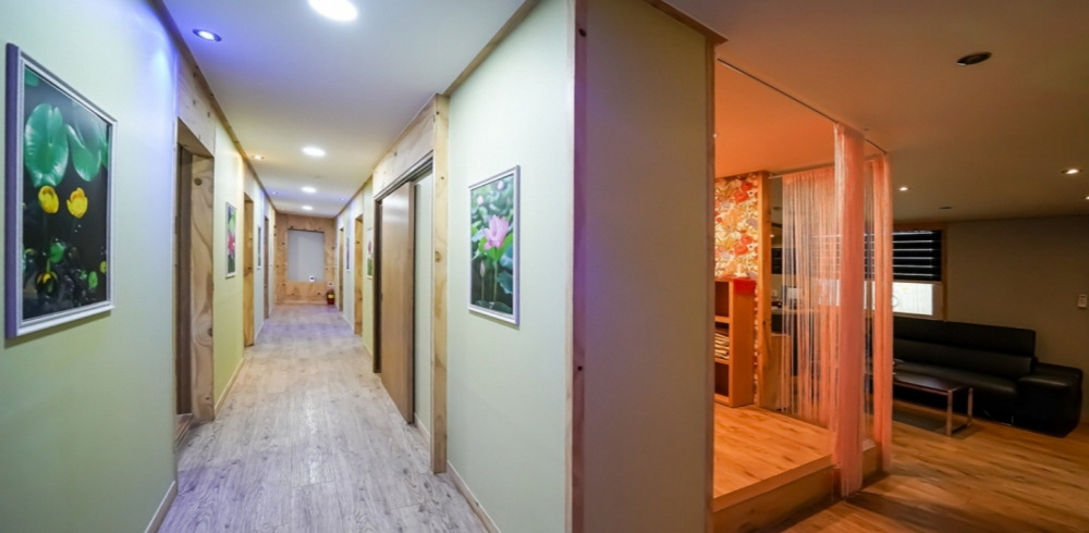 초중리 인근 태국관리사 마사지 전문 싸바이마사지의 아늑한 내부 시설 안내