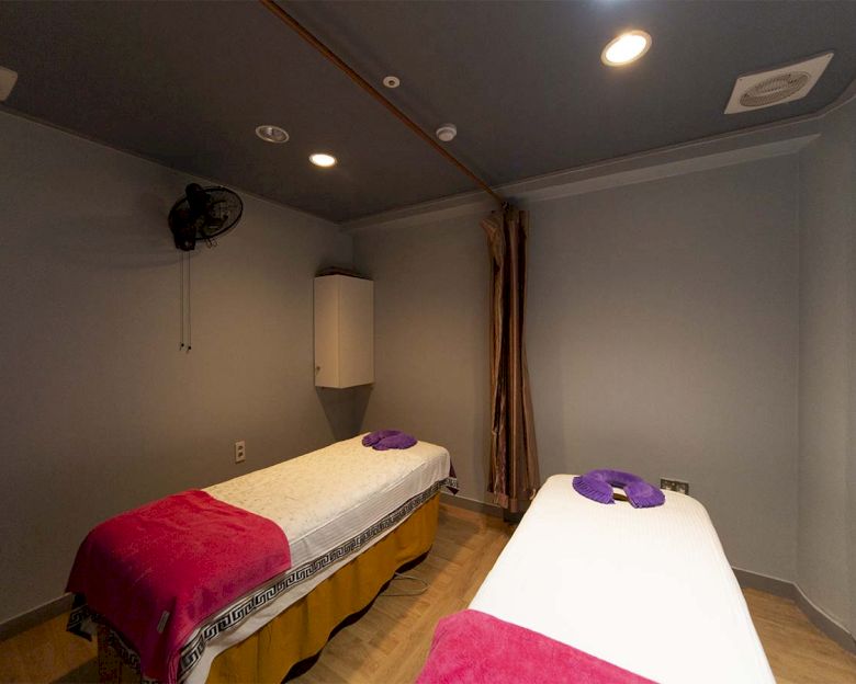 용호동에 위치한 아로마, 건식/스포츠, 커플관리, 풋케어 서비스 가능 왕실전통마사지 시설