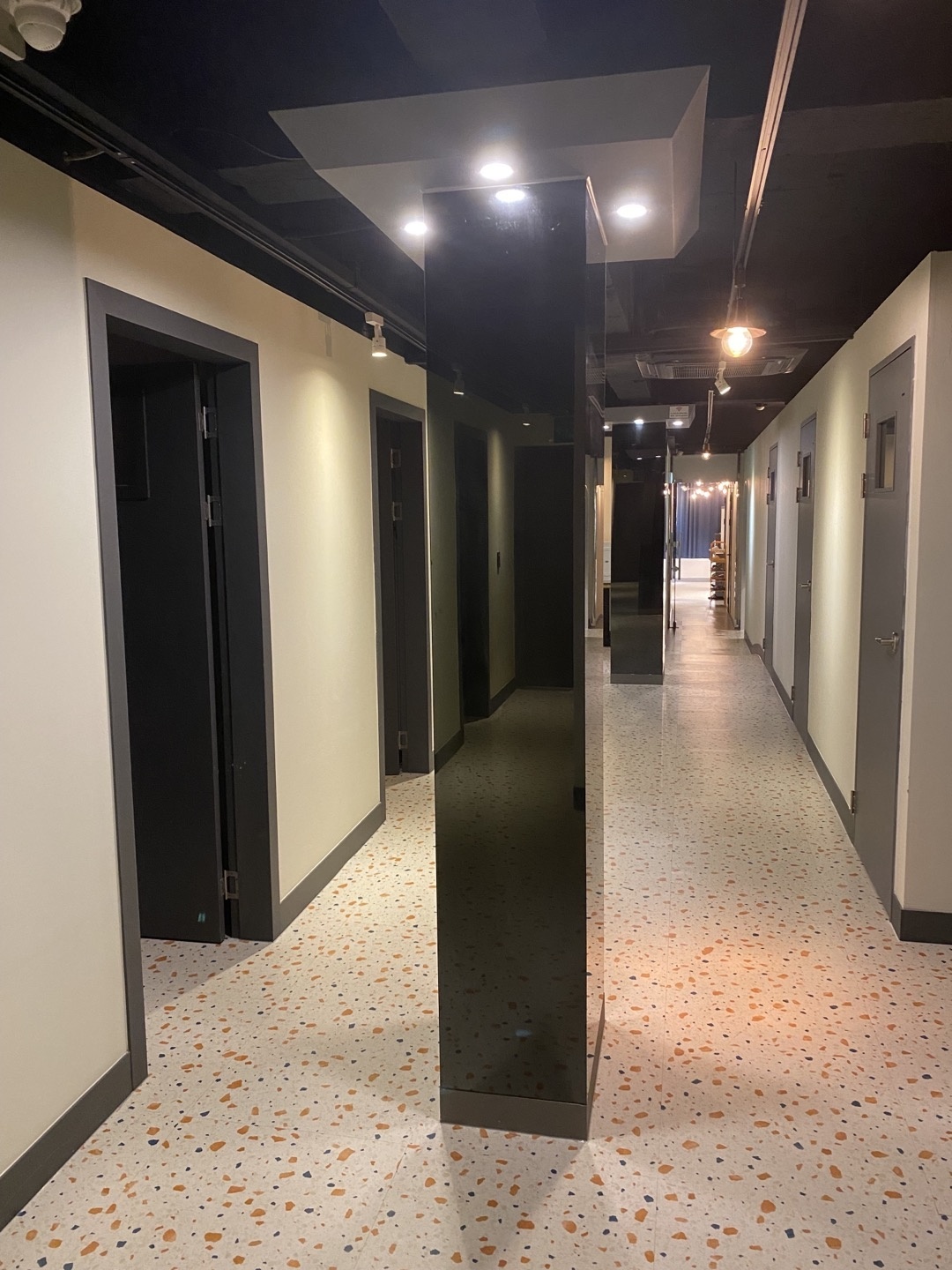 한국마사지 서비스가 제공되는 온천동 TOILET스포츠마사지 매장 내부 사진