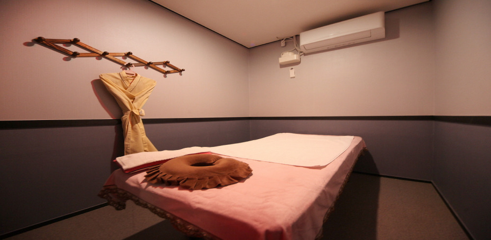 고덕동 중국관리사 마사지샵 에이스아로마의 쾌적한 관리실 내부 모습