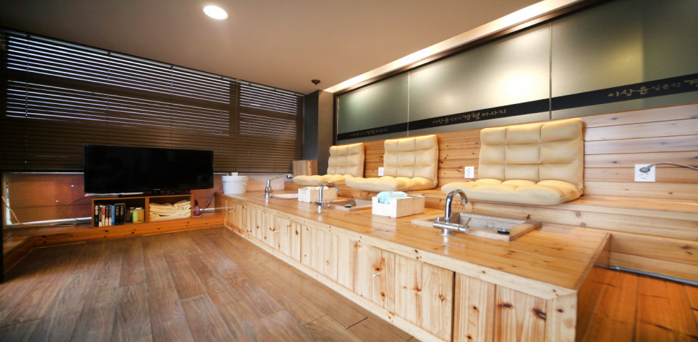 사직동 한국마사지 전문 이상윤 경혈마사지의 깔끔하고 정돈된 내부 전경