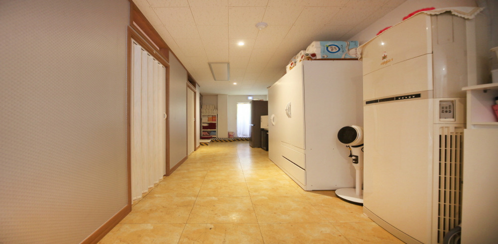 장안동 한국마사지 전문 명품마사지의 깔끔하고 정돈된 내부 전경