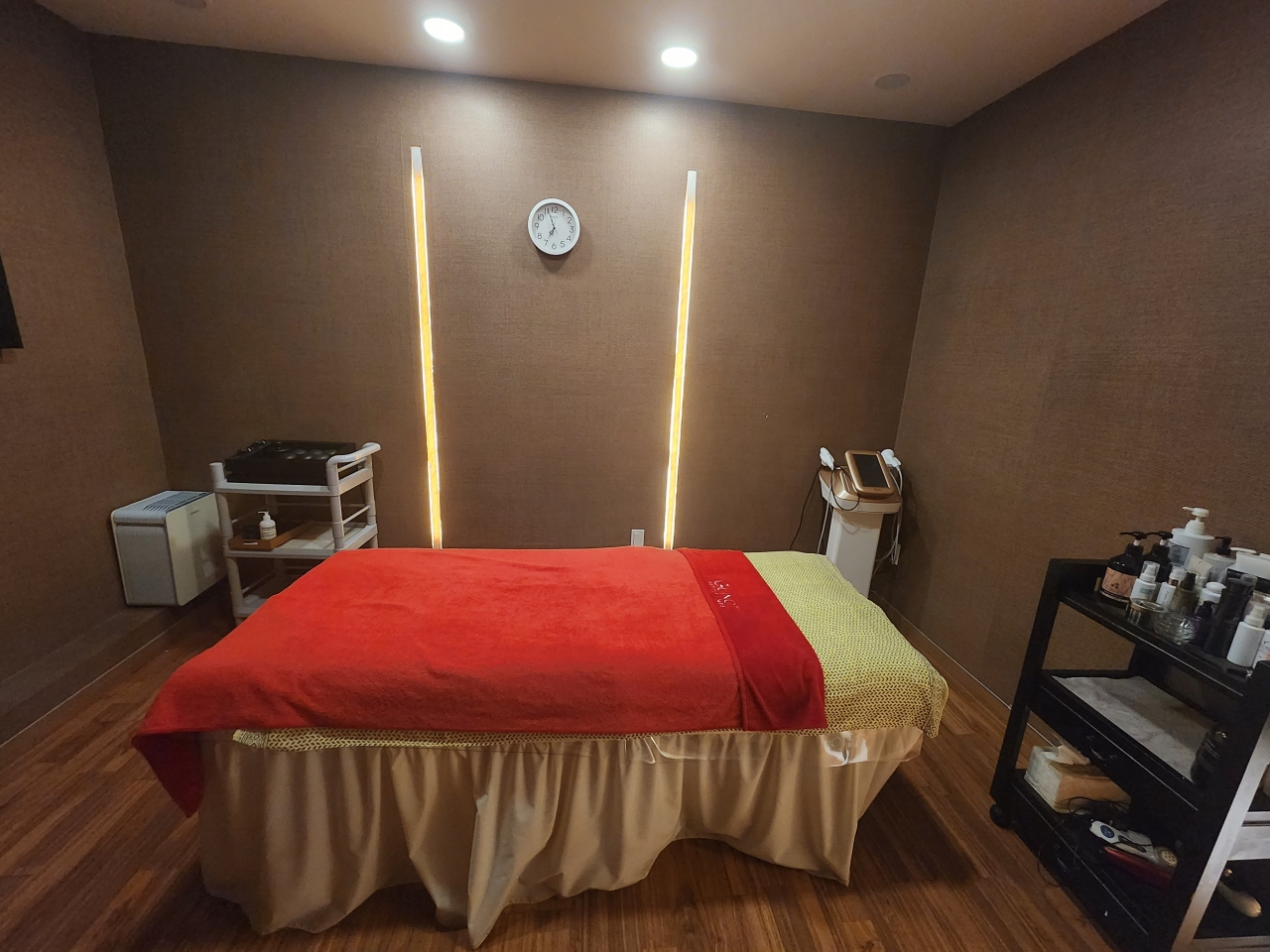 고잔동 산전/산후 전문 후스파갤러리의 깔끔하고 정돈된 내부 전경