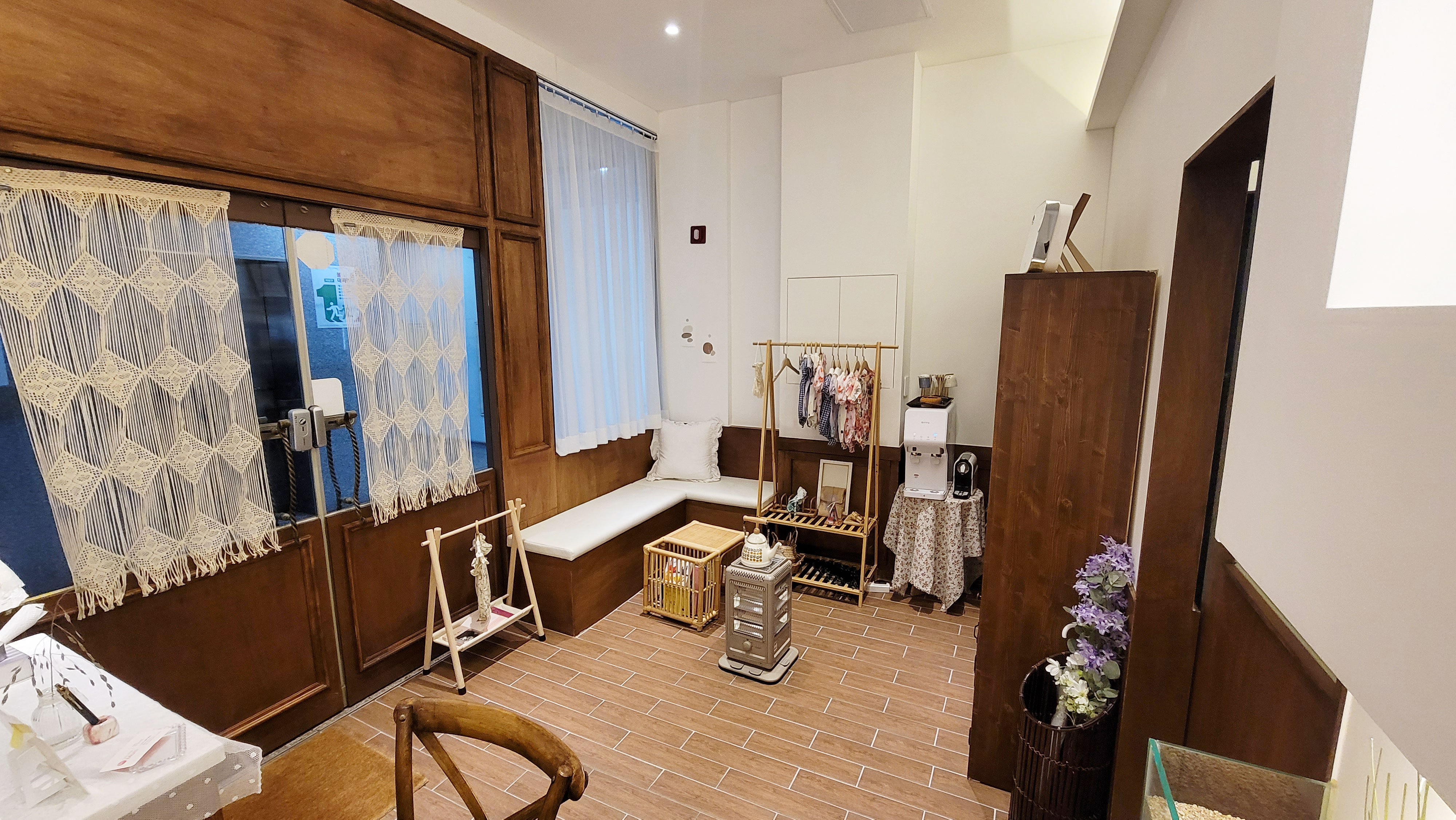 성주동 산전/산후 전문 케어포맘의 깔끔하고 정돈된 내부 전경