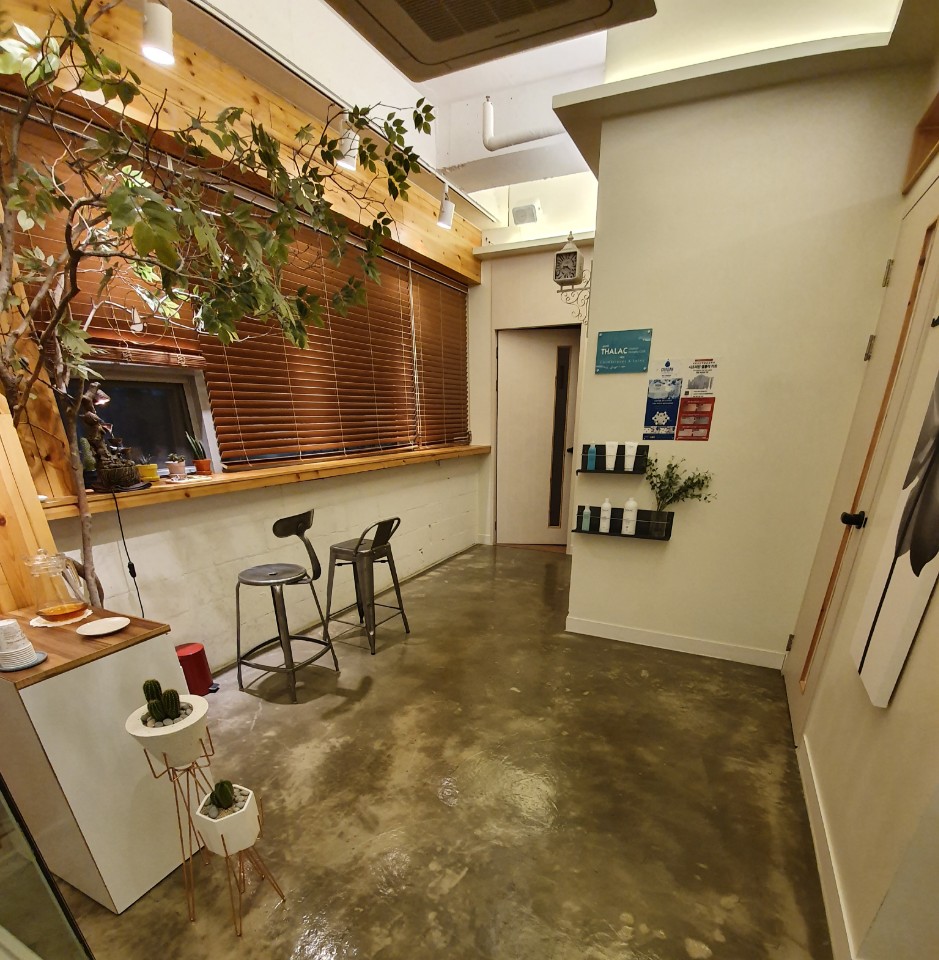 수월동 산전/산후 전문 에스테틱연의 깔끔하고 정돈된 내부 전경
