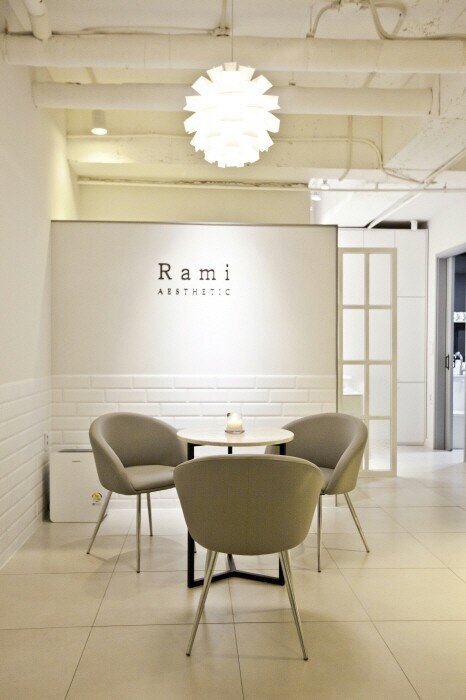 봉명동 산전/산후 전문 라미에스테틱의 깔끔하고 정돈된 내부 전경