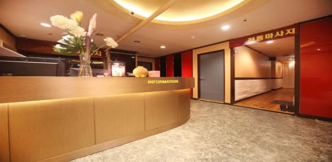 TOP마사지 - 장항동 주엽역,정발산역 2번출구 인근 한국마사지 전문 마사지 매장 전경