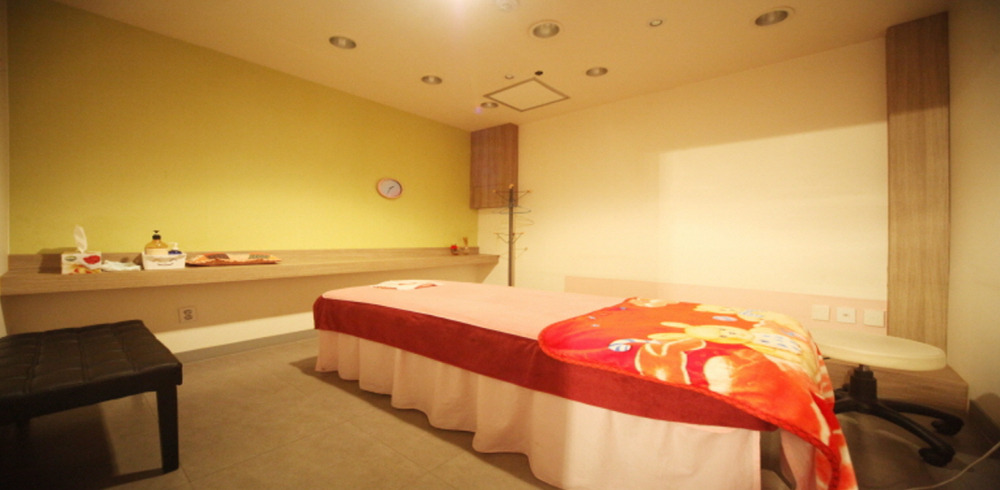 동화리 한국관리사 마사지샵 약손스웨디시&아로마의 쾌적한 관리실 내부 모습