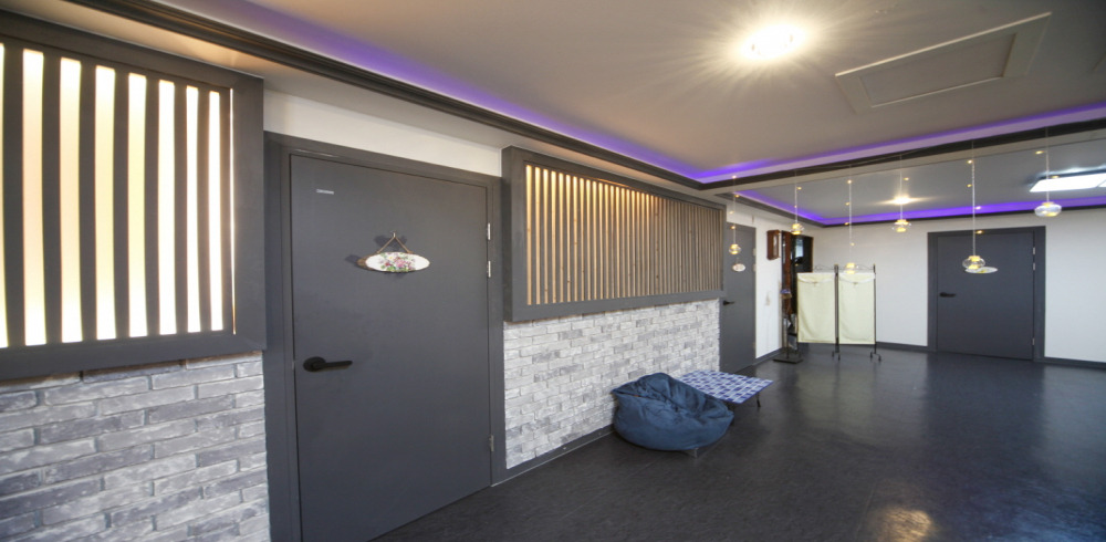 한국마사지 서비스가 제공되는 도원동 약손홍시바디체인지 매장 내부 사진