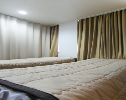 신흥동 에스테틱 전문 더예쁨뷰티의 깔끔하고 정돈된 내부 전경