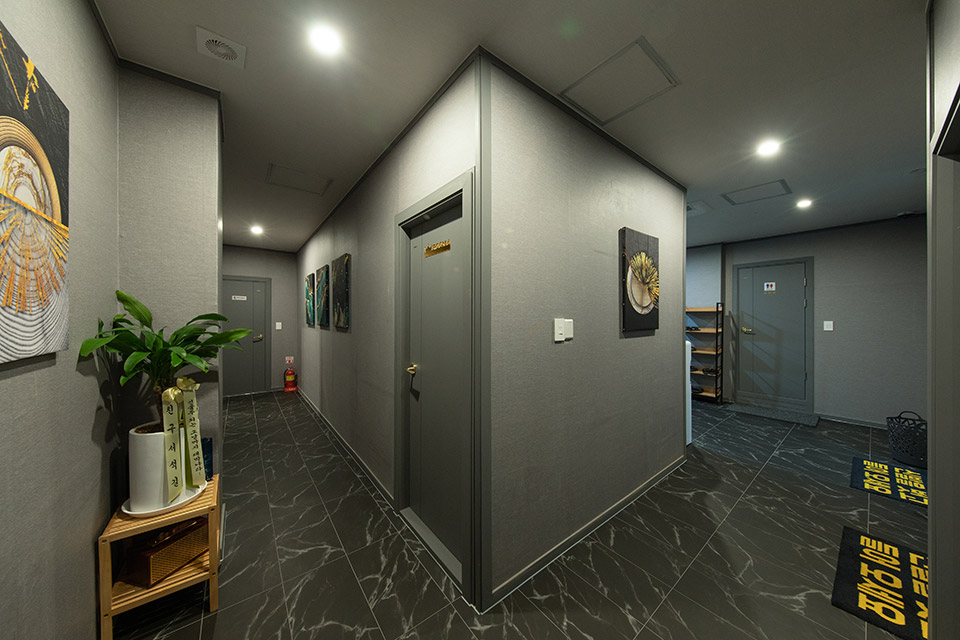 평리동 태국마사지 전문 로얄아로마&로미의 깔끔하고 정돈된 내부 전경