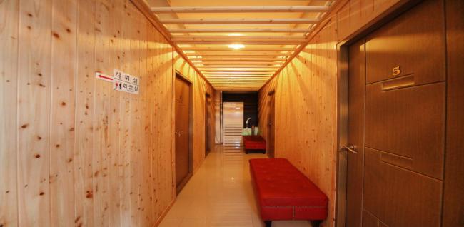 하대동 태국마사지 전문 태국정통원타이의 깔끔하고 정돈된 내부 전경