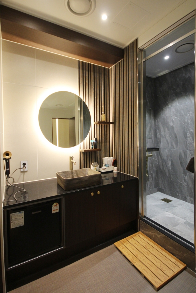 거두리 한국관리사 마사지샵 퍼스트클래스의 쾌적한 관리실 내부 모습