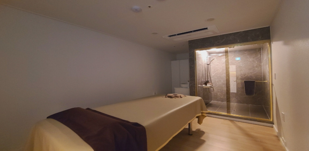 용암동 한국관리사 마사지샵 BMT테라피&스파의 쾌적한 관리실 내부 모습