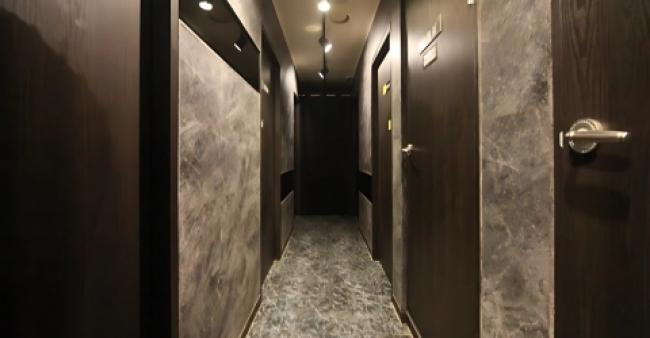 태국마사지 서비스가 제공되는 이동 콘타이 매장 내부 사진