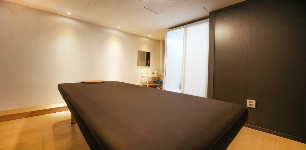 한국마사지 서비스가 제공되는 전곡리 은전테라피 매장 내부 사진