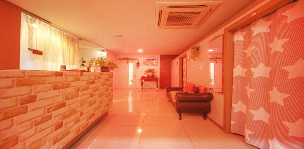 한국마사지 서비스가 제공되는 산본동 샤넬테라피 매장 내부 사진