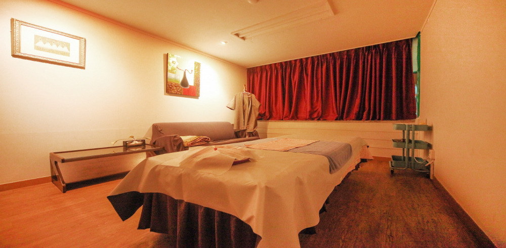 산본동 한국관리사 마사지샵 샤넬테라피의 쾌적한 관리실 내부 모습