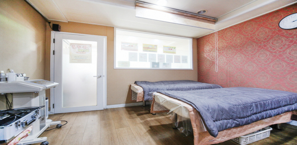 신림동 에스테틱 전문 라율테라피의 깔끔하고 정돈된 내부 전경