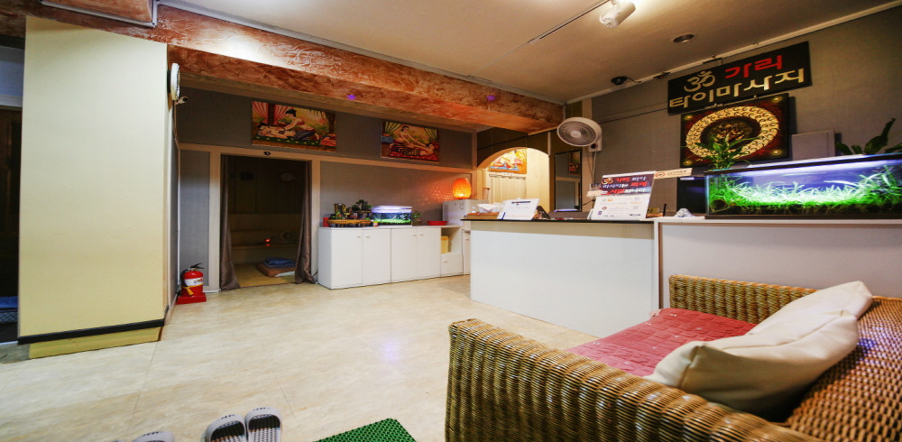 창전동 태국마사지 전문 가리타이의 깔끔하고 정돈된 내부 전경
