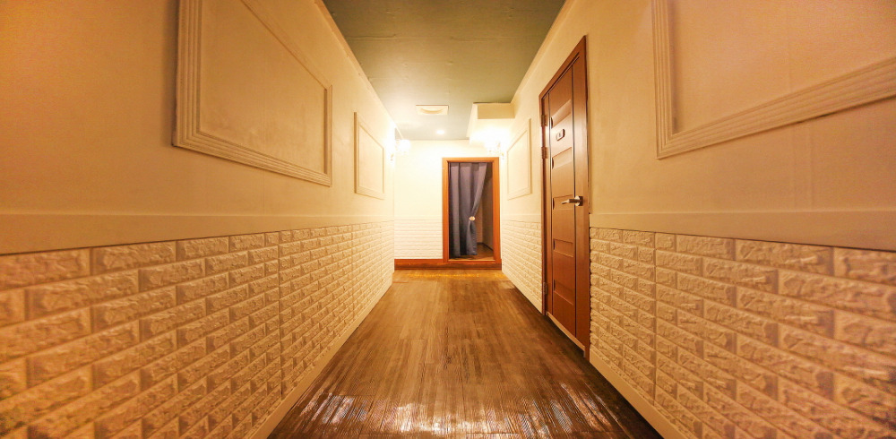 월피동 스웨디시 전문 로즈테라피의 깔끔하고 정돈된 내부 전경