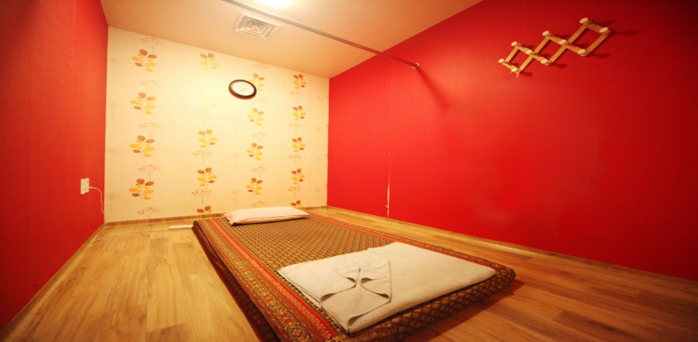 태국마사지 서비스가 제공되는 창전동 데코박스전통마사지 매장 내부 사진