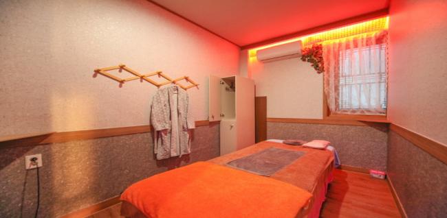 용원동 인근 아로마, 건식/스포츠, 커플관리 서비스가 제공되는 금하바디의 전체 시설