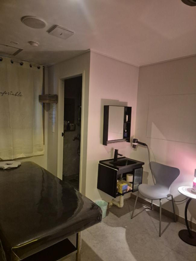 임당동 스웨디시 전문 지첸스웨디시의 깔끔하고 정돈된 내부 전경