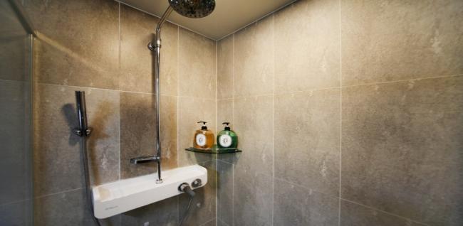 상남동 스웨디시 전문 스카이뷰의 깔끔하고 정돈된 내부 전경