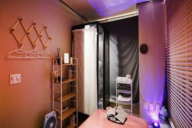 율하동 스웨디시 전문 퐁테라피의 깔끔하고 정돈된 내부 전경