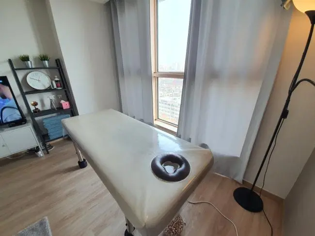 권선동 한국관리사 마사지샵 비서실테라피의 쾌적한 관리실 내부 모습