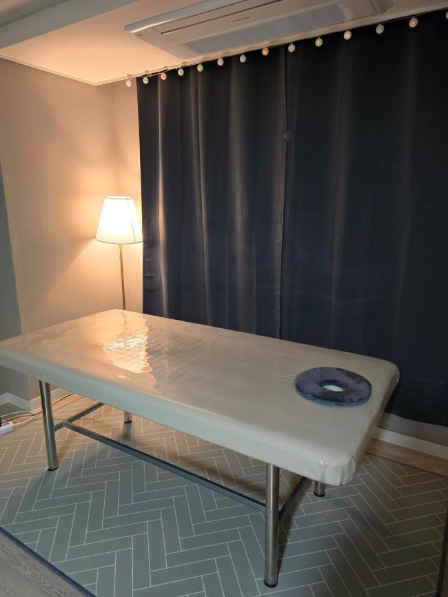 성남동 한국관리사 마사지샵 플라워스웨디시의 쾌적한 관리실 내부 모습