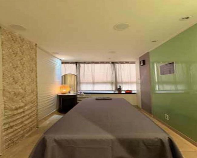 여의도동 한국마사지 전문 엠마오테라피의 깔끔하고 정돈된 내부 전경