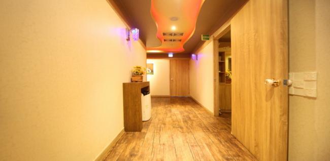 논현동 중국관리사 마사지샵 수마사지의 쾌적한 관리실 내부 모습