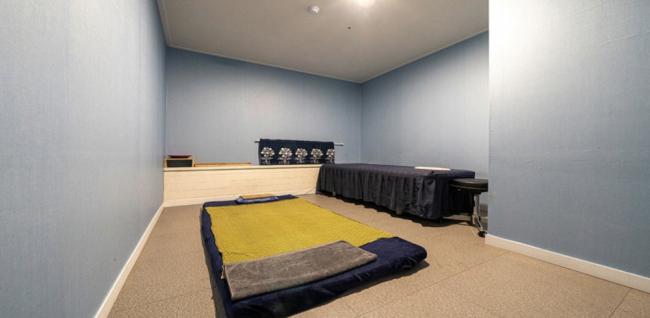 태국마사지 서비스가 제공되는 이동 푸켓태국마사지 매장 내부 사진