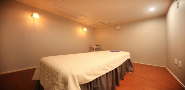 옥련동 한국관리사, 중국관리사 마사지샵 더풋샵의 쾌적한 관리실 내부 모습