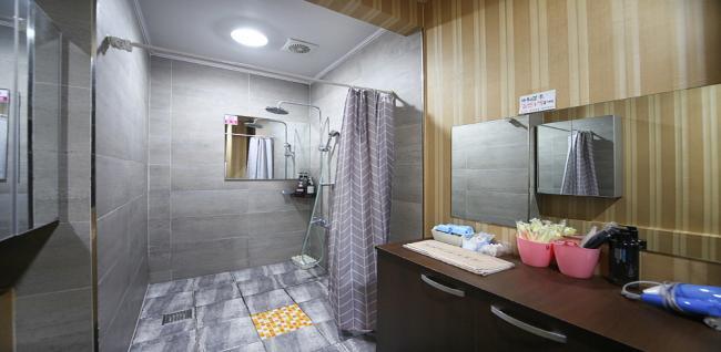 태국마사지 서비스가 제공되는 용호동 젠타이 매장 내부 사진