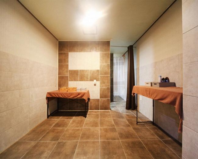 팔야리 스웨디시 전문 여우테라피의 깔끔하고 정돈된 내부 전경